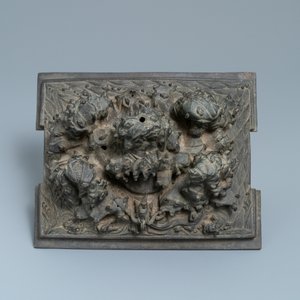 Un grand brûle-parfum couvert en bronze à décor d'animaux dans un paysage montagneux, Ming — photo 9