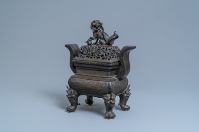 Un grand brûle-parfum couvert en bronze, Chine, Ming