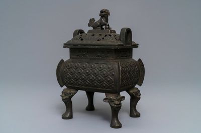Un grand brûle-parfum couvert en bronze, Chine, Ming