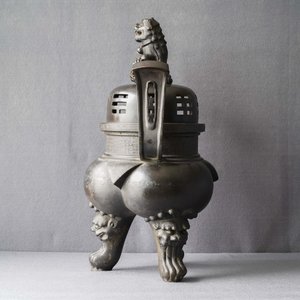 Un grand brûle-parfum couvert en bronze sur socle en bois sculpté, Chine, Ming — photo 12