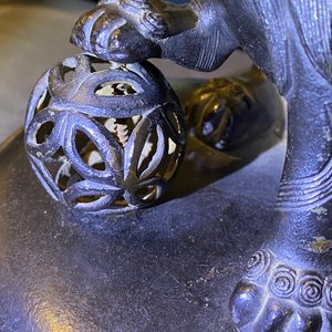 Un grand brûle-parfum couvert en bronze sur socle en bois sculpté, Chine, Ming — photo 22