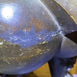 Un grand brûle-parfum couvert en bronze sur socle en bois sculpté, Chine, Ming — photo 34