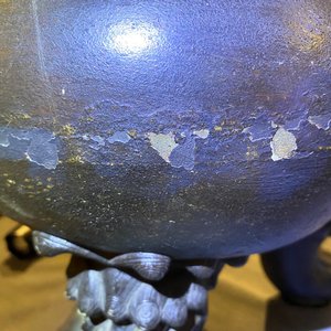 Un grand brûle-parfum couvert en bronze sur socle en bois sculpté, Chine, Ming — photo 37