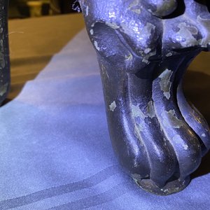 Un grand brûle-parfum couvert en bronze sur socle en bois sculpté, Chine, Ming — photo 38