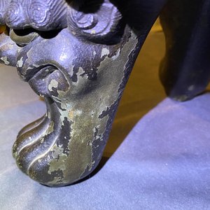 Un grand brûle-parfum couvert en bronze sur socle en bois sculpté, Chine, Ming — photo 40