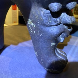 Un grand brûle-parfum couvert en bronze sur socle en bois sculpté, Chine, Ming — photo 42