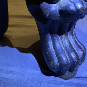 Un grand brûle-parfum couvert en bronze sur socle en bois sculpté, Chine, Ming — photo 43