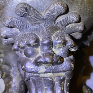 Un grand brûle-parfum couvert en bronze sur socle en bois sculpté, Chine, Ming — photo 48