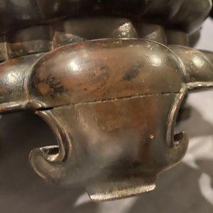 Un grand brûle-parfum couvert en bronze sur socle en bois sculpté, Chine, Ming — photo 49