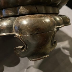 Un grand brûle-parfum couvert en bronze sur socle en bois sculpté, Chine, Ming — photo 51