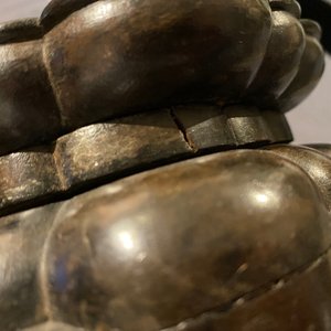 Un grand brûle-parfum couvert en bronze sur socle en bois sculpté, Chine, Ming — photo 52