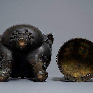 Un grand brûle-parfum couvert en bronze sur socle en bois sculpté, Chine, Ming — photo 8