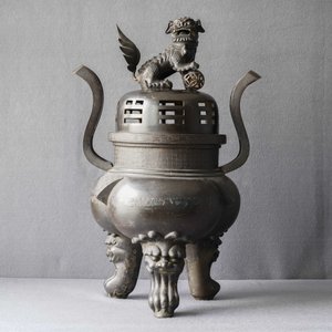 Un grand brûle-parfum couvert en bronze sur socle en bois sculpté, Chine, Ming — photo 9