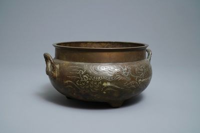 Un grand brûle-parfum en bronze à décor de dragons, Chine, 19ème