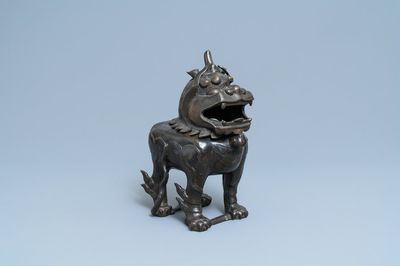 Un grand brûle-parfum en bronze en forme de luduan, Ming
