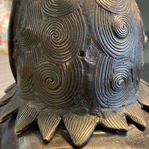 Un grand brûle-parfum en bronze en forme de luduan, Ming — photo 12