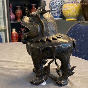 Un grand brûle-parfum en bronze en forme de luduan, Ming — photo 14