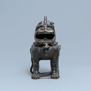 Un grand brûle-parfum en bronze en forme de luduan, Ming — photo 2