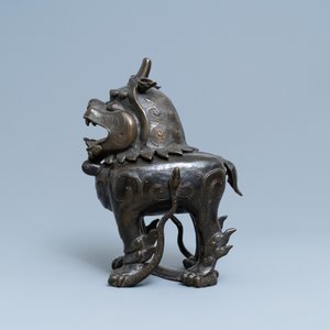Un grand brûle-parfum en bronze en forme de luduan, Ming — photo 5