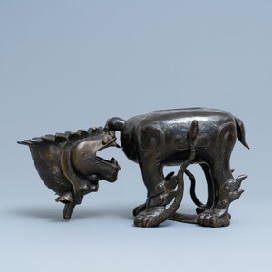 Un grand brûle-parfum en bronze en forme de luduan, Ming — photo 6