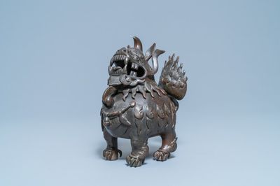 Un grand brûle-parfum en bronze laqué en forme de luduan, Ming
