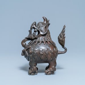 Un grand brûle-parfum en bronze laqué en forme de luduan, Ming — photo 2