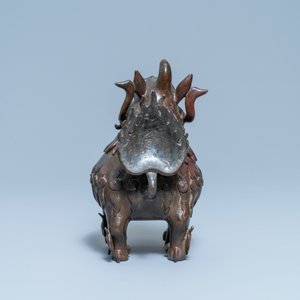Un grand brûle-parfum en bronze laqué en forme de luduan, Ming — photo 3