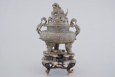 Un grand brûle-parfum en bronze sur socle en bois, Chine, 17/18ème