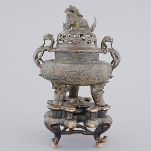 Un grand brûle-parfum en bronze sur socle en bois, Chine, 17/18ème — photo 1