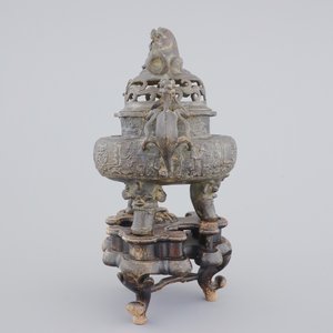 Un grand brûle-parfum en bronze sur socle en bois, Chine, 17/18ème — photo 2