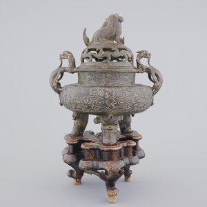 Un grand brûle-parfum en bronze sur socle en bois, Chine, 17/18ème — photo 3