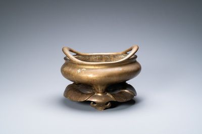Un grand brûle-parfum en bronze sur son socle, Chine, marque de Chenghua, 17/18ème