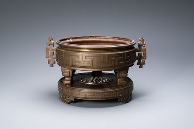 Un grand brûle-parfum en bronze sur son socle, Vietnam, 19/20ème