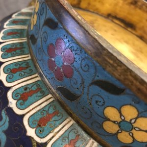 Un grand brûle-parfum en émaux cloisonnés à décor de lotus, Ming/Qing — photo 18