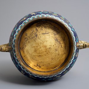 Un grand brûle-parfum en émaux cloisonnés à décor de lotus, Ming/Qing — photo 7