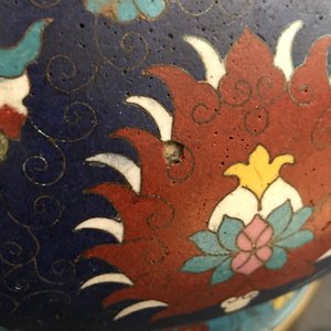 Un grand brûle-parfum en émaux cloisonnés à décor de lotus, Ming/Qing — photo 8