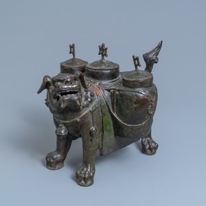 Un grand brûle-parfum en forme de lion en bronze, Chine, Ming — photo 1