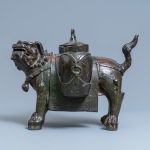 Un grand brûle-parfum en forme de lion en bronze, Chine, Ming — photo 2
