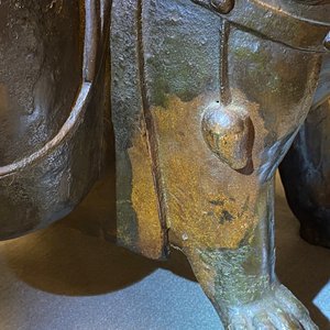 Un grand brûle-parfum en forme de lion en bronze, Chine, Ming — photo 23