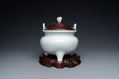 Un grand brûle-parfum en porcelaine blanc de Chine sur socle et avec un couvercle en bois à prise en jade, 18/19ème