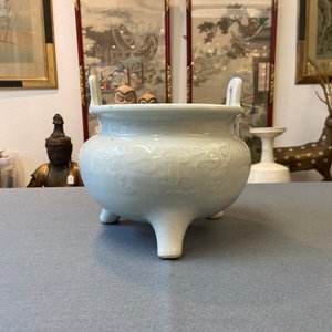 Un grand brûle-parfum en porcelaine blanc de Chine sur socle et avec un couvercle en bois à prise en jade, 18/19ème — photo 12