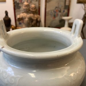 Un grand brûle-parfum en porcelaine blanc de Chine sur socle et avec un couvercle en bois à prise en jade, 18/19ème — photo 14
