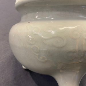 Un grand brûle-parfum en porcelaine blanc de Chine sur socle et avec un couvercle en bois à prise en jade, 18/19ème — photo 19