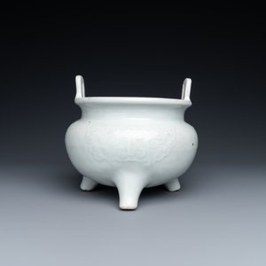 Un grand brûle-parfum en porcelaine blanc de Chine sur socle et avec un couvercle en bois à prise en jade, 18/19ème — photo 2
