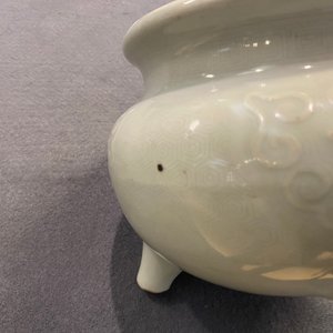 Un grand brûle-parfum en porcelaine blanc de Chine sur socle et avec un couvercle en bois à prise en jade, 18/19ème — photo 22