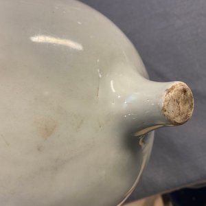 Un grand brûle-parfum en porcelaine blanc de Chine sur socle et avec un couvercle en bois à prise en jade, 18/19ème — photo 23