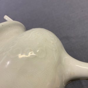 Un grand brûle-parfum en porcelaine blanc de Chine sur socle et avec un couvercle en bois à prise en jade, 18/19ème — photo 24