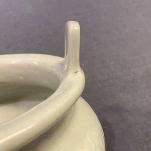 Un grand brûle-parfum en porcelaine blanc de Chine sur socle et avec un couvercle en bois à prise en jade, 18/19ème — photo 25