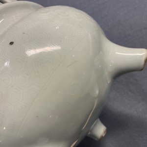 Un grand brûle-parfum en porcelaine blanc de Chine sur socle et avec un couvercle en bois à prise en jade, 18/19ème — photo 28