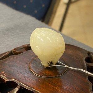Un grand brûle-parfum en porcelaine blanc de Chine sur socle et avec un couvercle en bois à prise en jade, 18/19ème — photo 35